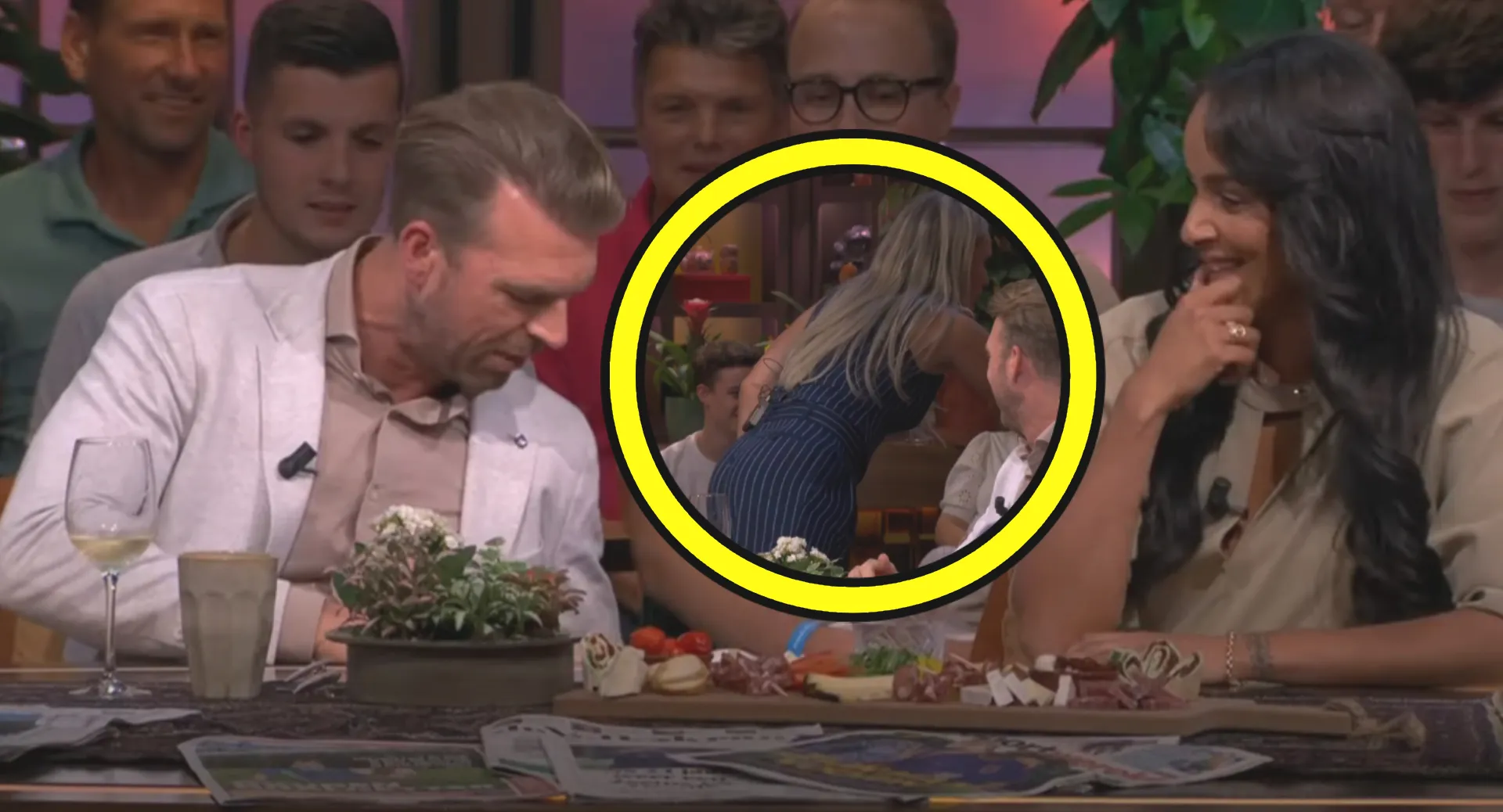 Hélène Hendriks buigt ver voorover om apparaat van Rutger Castricum vast te pakken (video!)