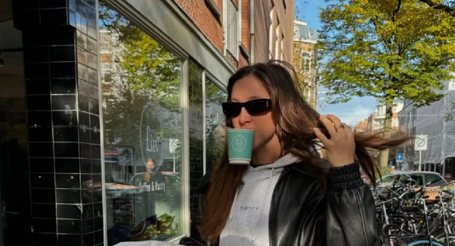 Gretige Suzanne Schulting trekt direct na snelle finish haar schaatspak naar beneden