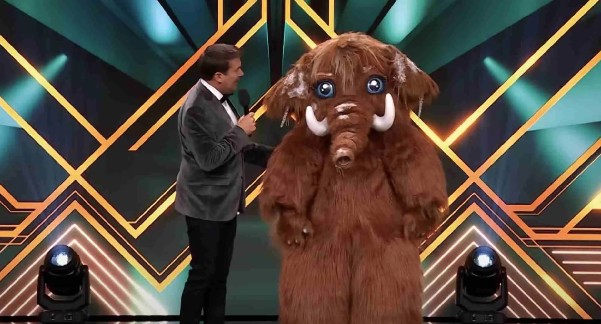 The Masked Singer-kijker weet het zeker: er schuilt sowieso een hele knappe blondine achter Mammoet-kostuum