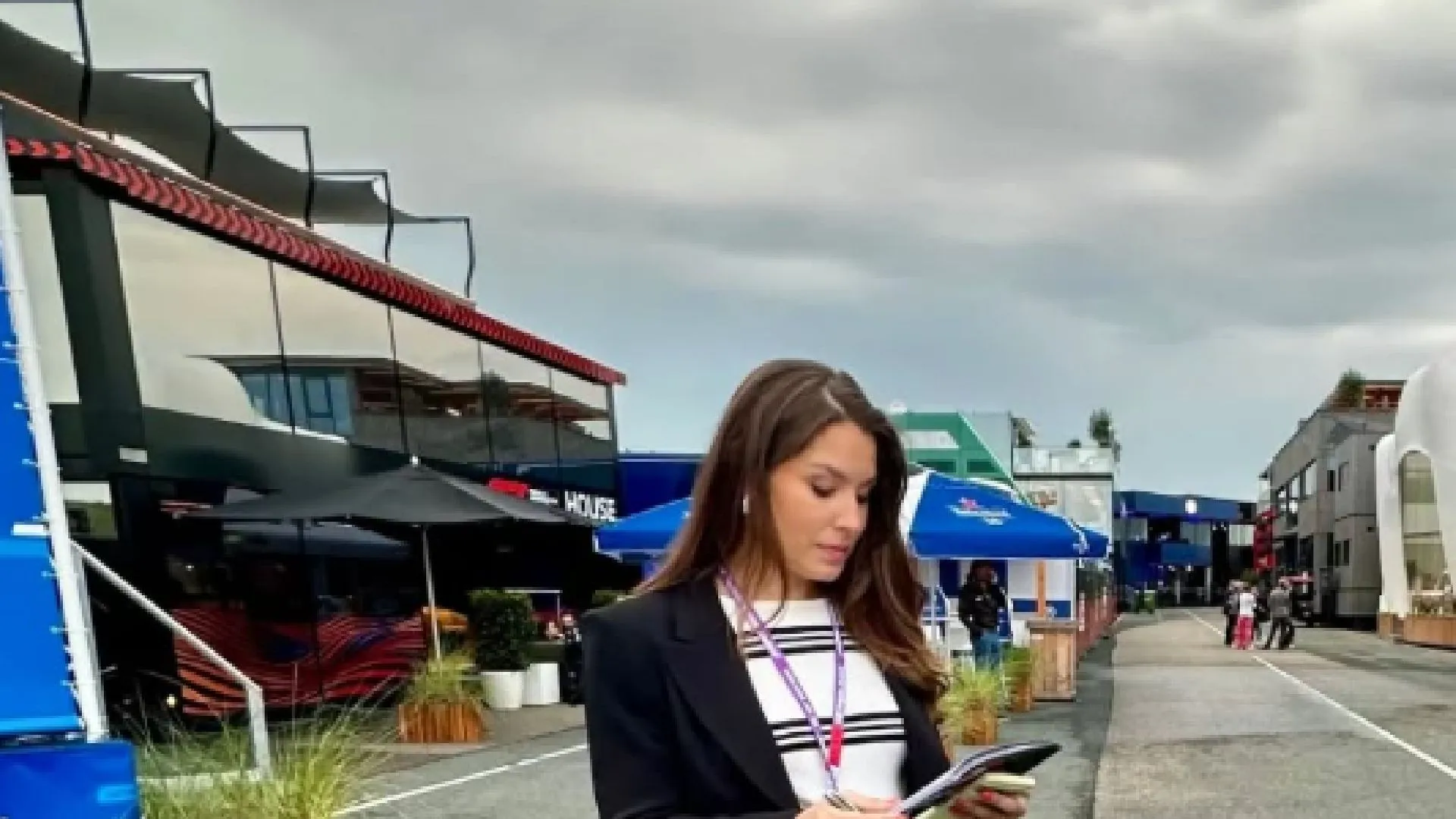 Snoepreisje voor Amber Brantsen: Viaplay-presentatrice heeft het wel héél gezellig met vader van Max Verstappen (foto's)