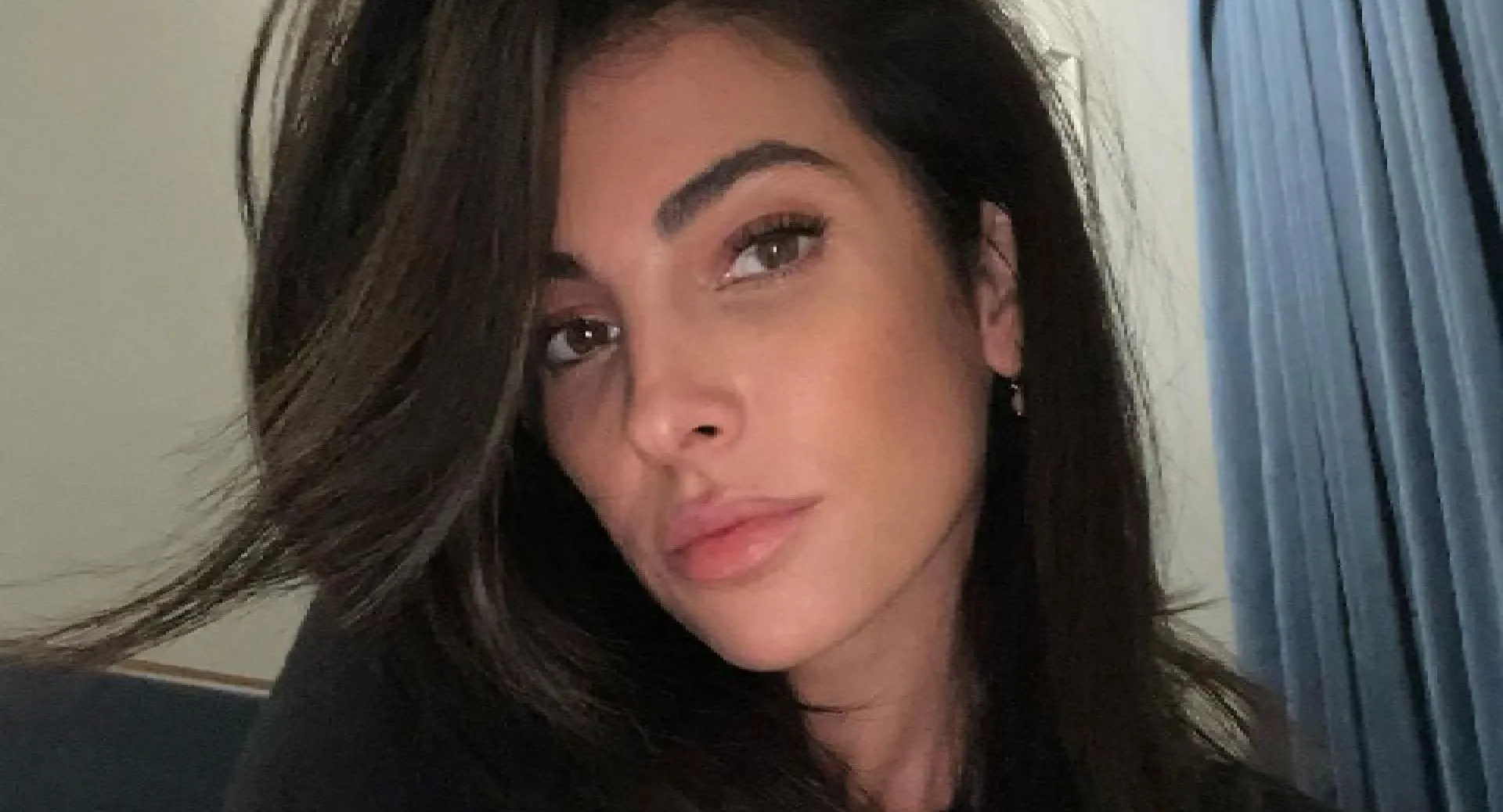 Anna Nooshin en Nikkie Plessen hebben het overduidelijk steenkoud en kruipen dicht tegen elkaar aan in privéjet (foto’s)