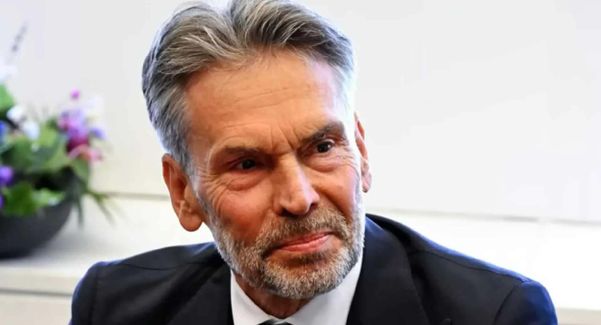 Minister-president Dick Schoof keihard uitgelachen na treurig antwoord op vraag van onzeker kind (video)