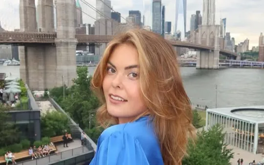 Eloise van Oranje filmt zichzelf in badkamer in slechts een sporttopje: 'Ik zie er echt niet uit' (video)