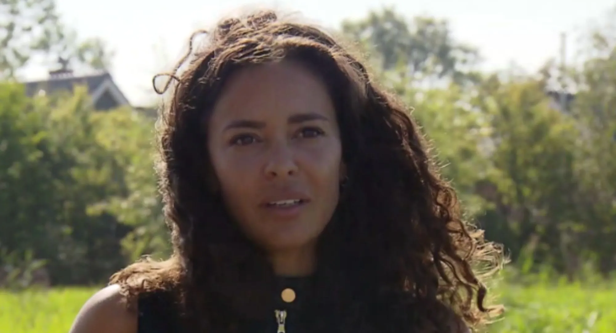 Fajah Lourens laat zich in kleedkamer begluren en doet alsof ze niks doorheeft (video)