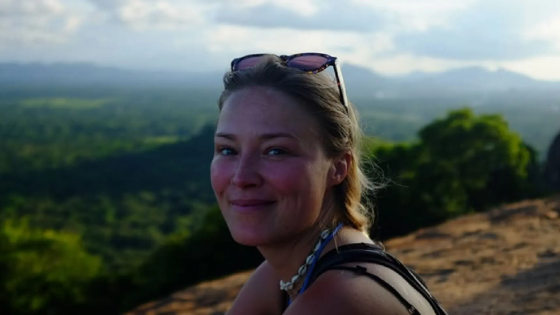 Geraldine Kemper beleeft hete feestdagen op handen en knieën op verlaten strandje (video)