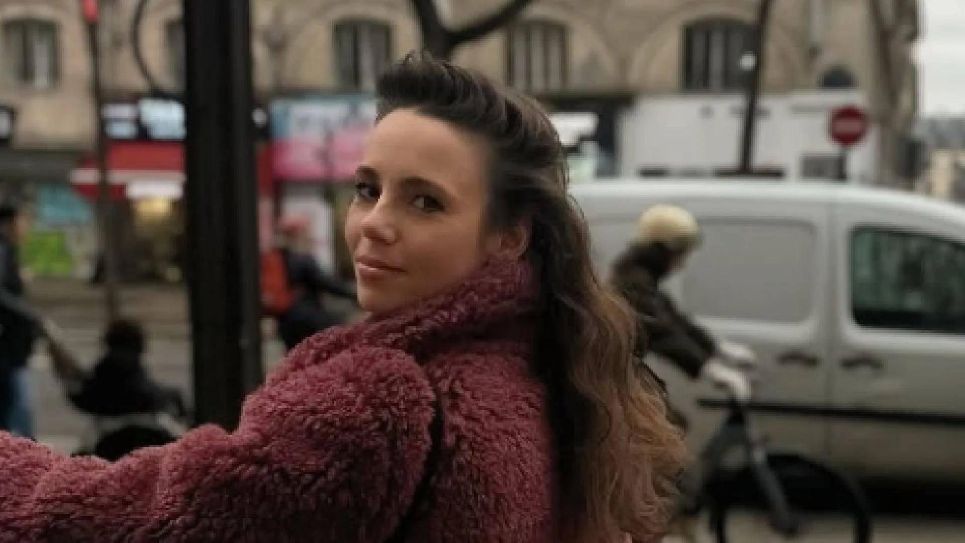 Gwen van Poorten geniet intens wanneer vreemde handen door haar bruine lokken kroelen