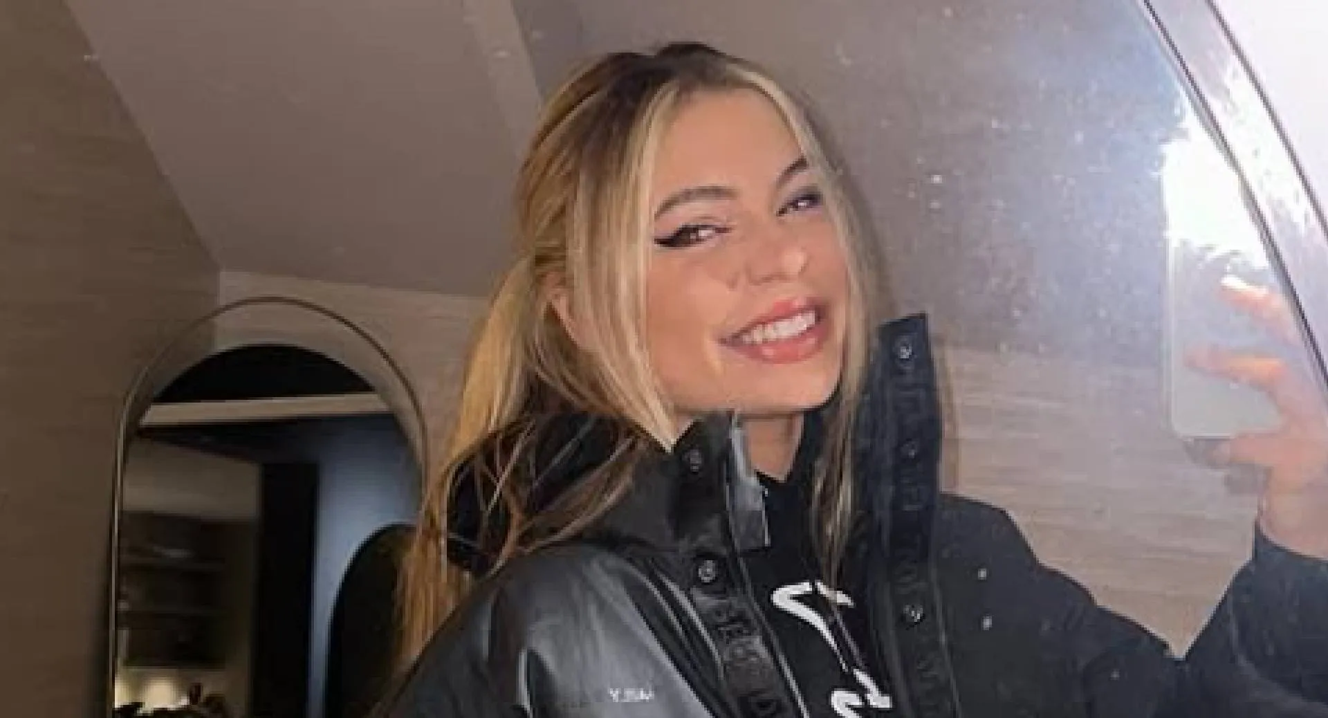 Jutta Leerdam lijkt stiekem moederschap aan te kondigen met foto in openhangend jasje