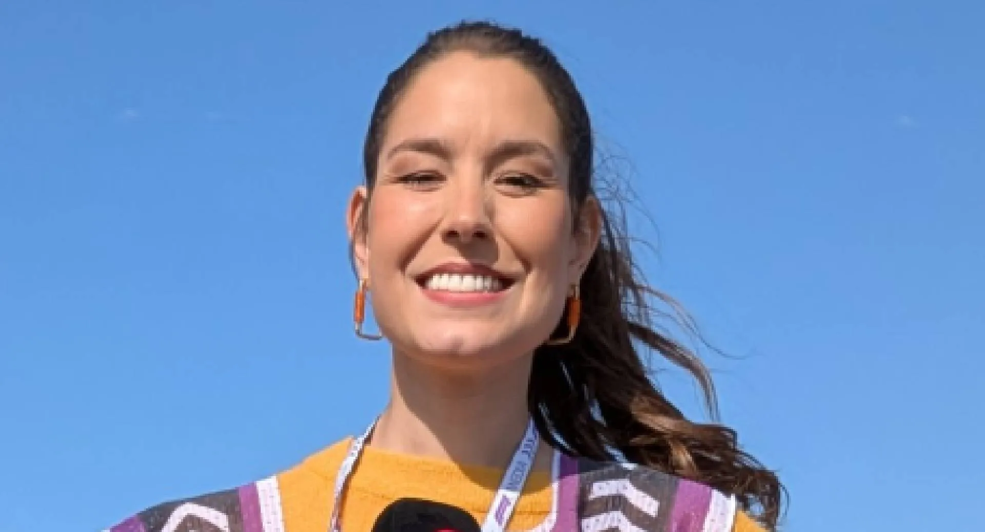Zeldzaam: Amber Brantsen neemt eigen moeder mee op rode loper en blijkt haar dubbelganger te zijn (video)