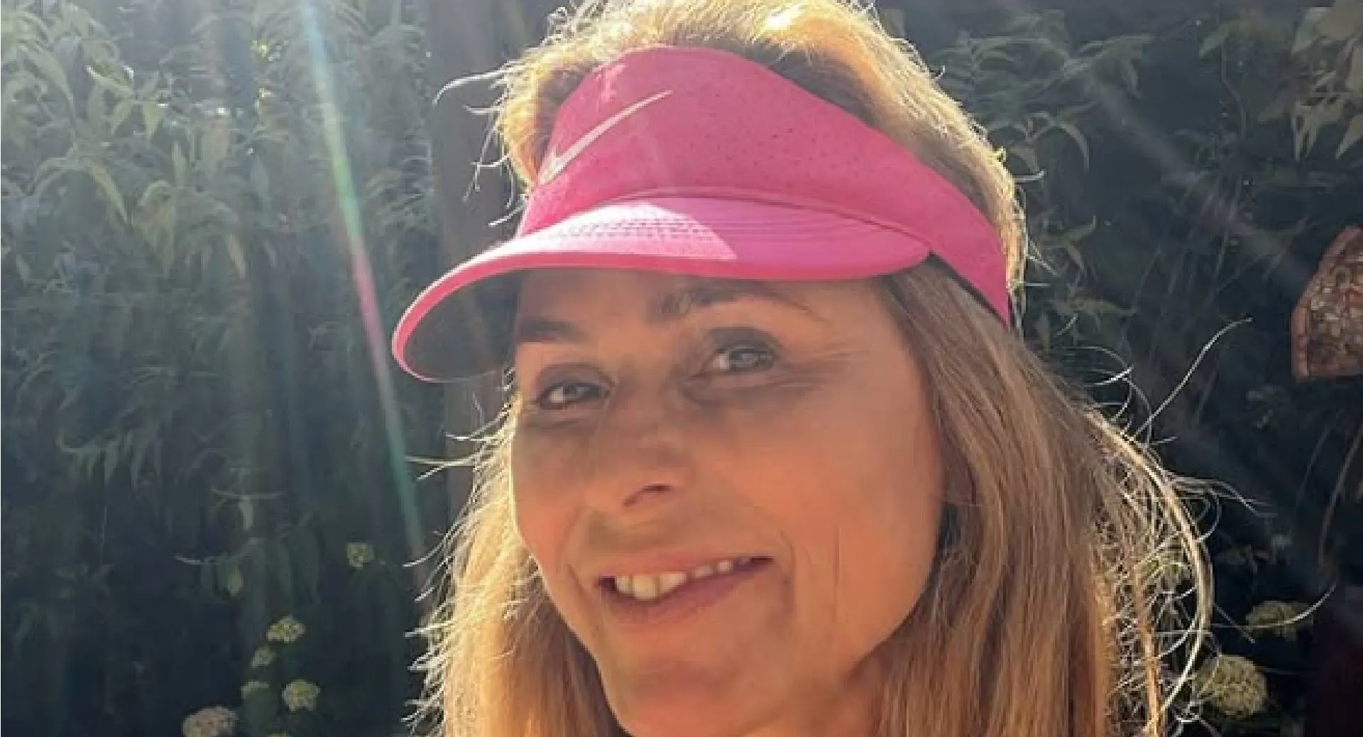 Hevig schuddende Heleen van Royen knalt in piepklein topje bijna door het plafond heen (video)