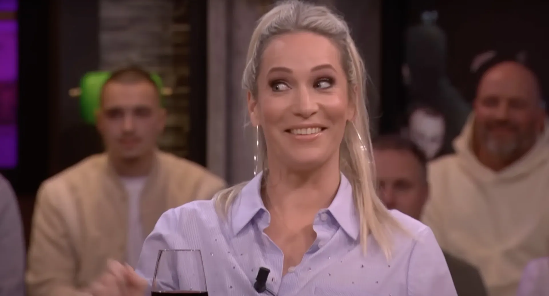 Hélène Hendriks schaamt zich voor moedige prestatie op gigantisch podium: 'Heb jullie gewaarschuwd' (video)