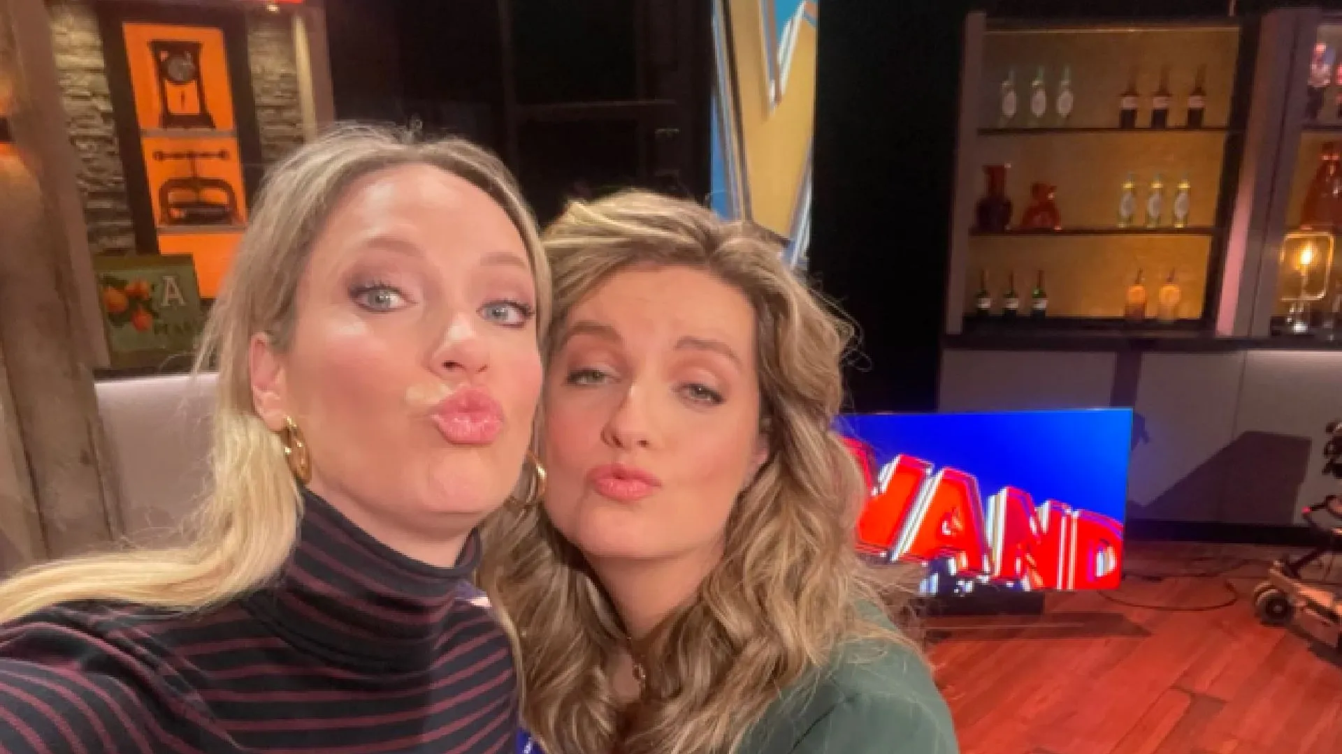 Hélène Hendriks en Merel Ek kruipen dicht tegen mannelijke collega aan tijdens Vandaag Inside-reünie (foto)