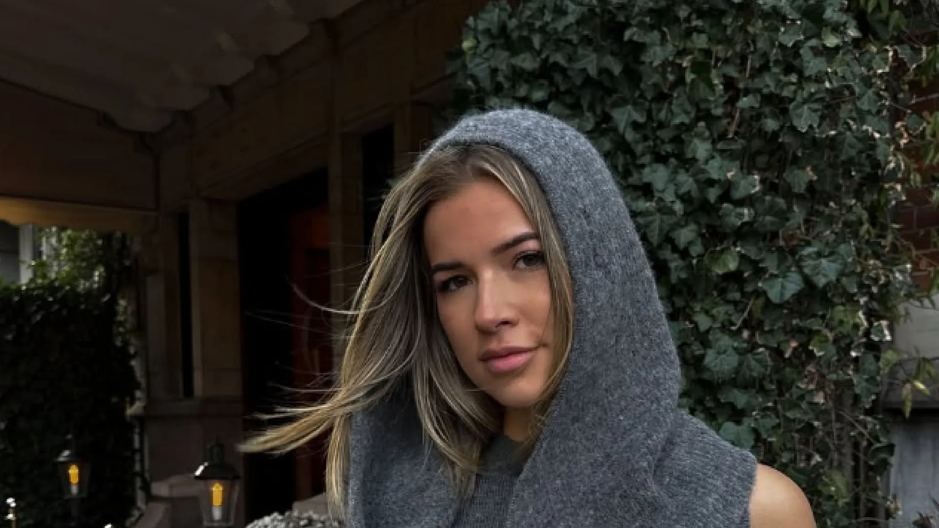 Jade Anna zet haar nieuwe kanonnen in de etalage met knellende kleding (video)