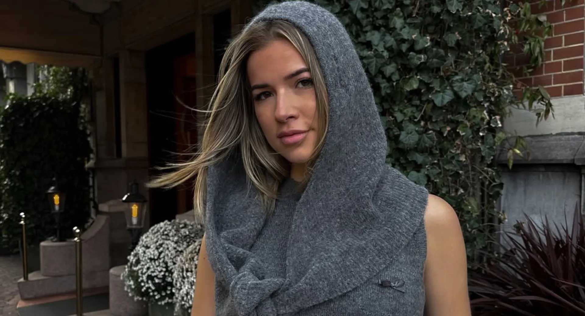 Jade Anna vlak na beruchte vergroting compleet genegeerd op straat: "Toppunt van lelijkheid" (video)
