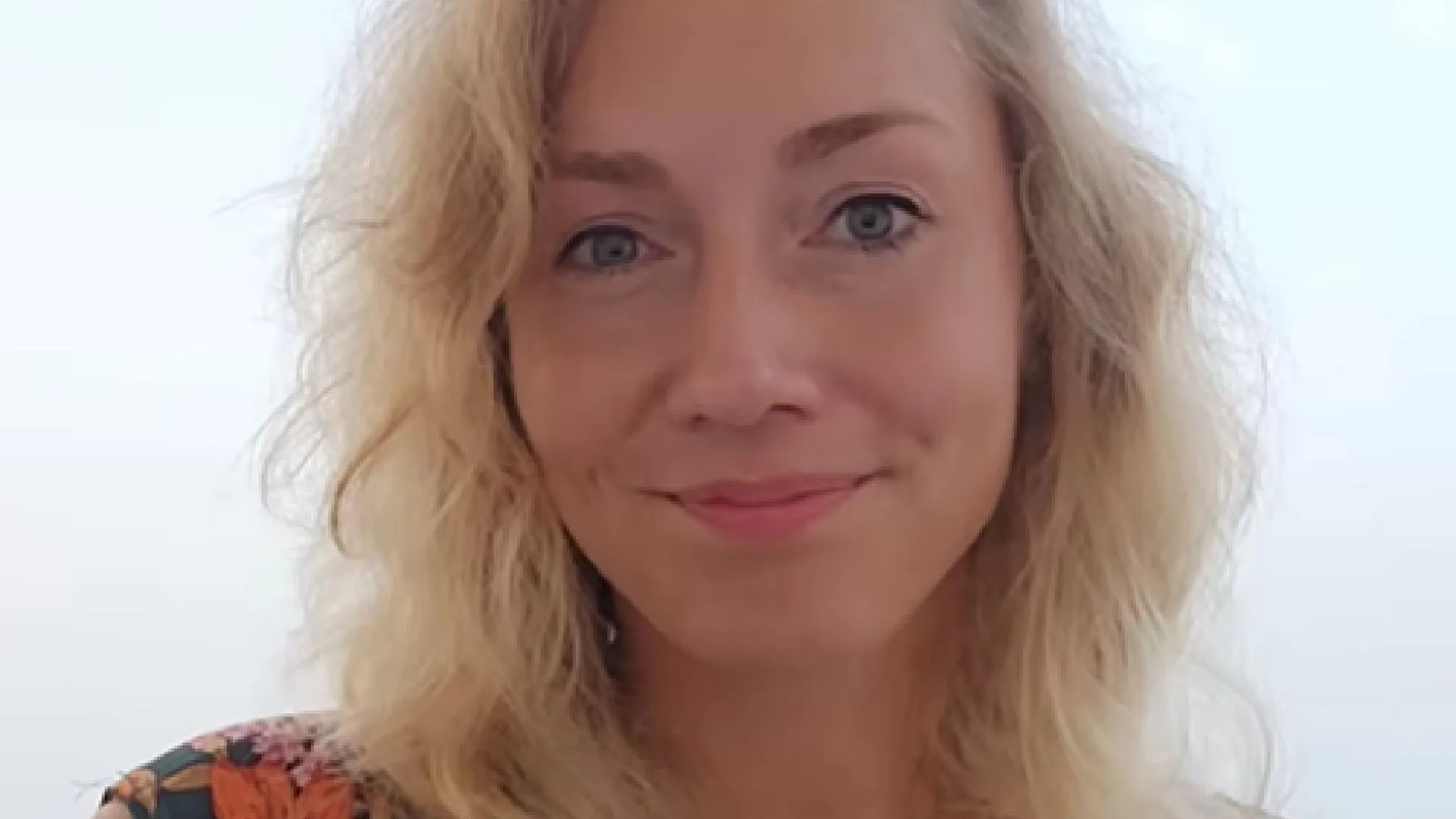 Size matters: Jamie Kames is diep teleurgesteld in de 18 centimeter grote piek van Steven Kazàn (video)