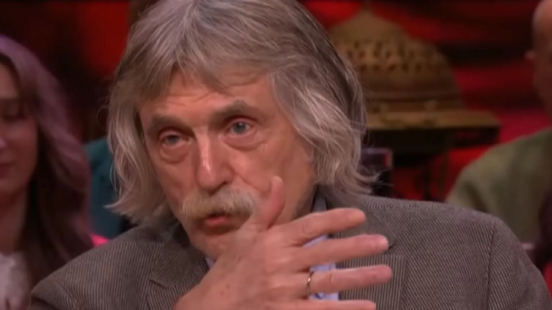 Johan Derksen loert naar knappe vriendin van Dick Schoof: "Die dooie heeft lekkere vriendin"
