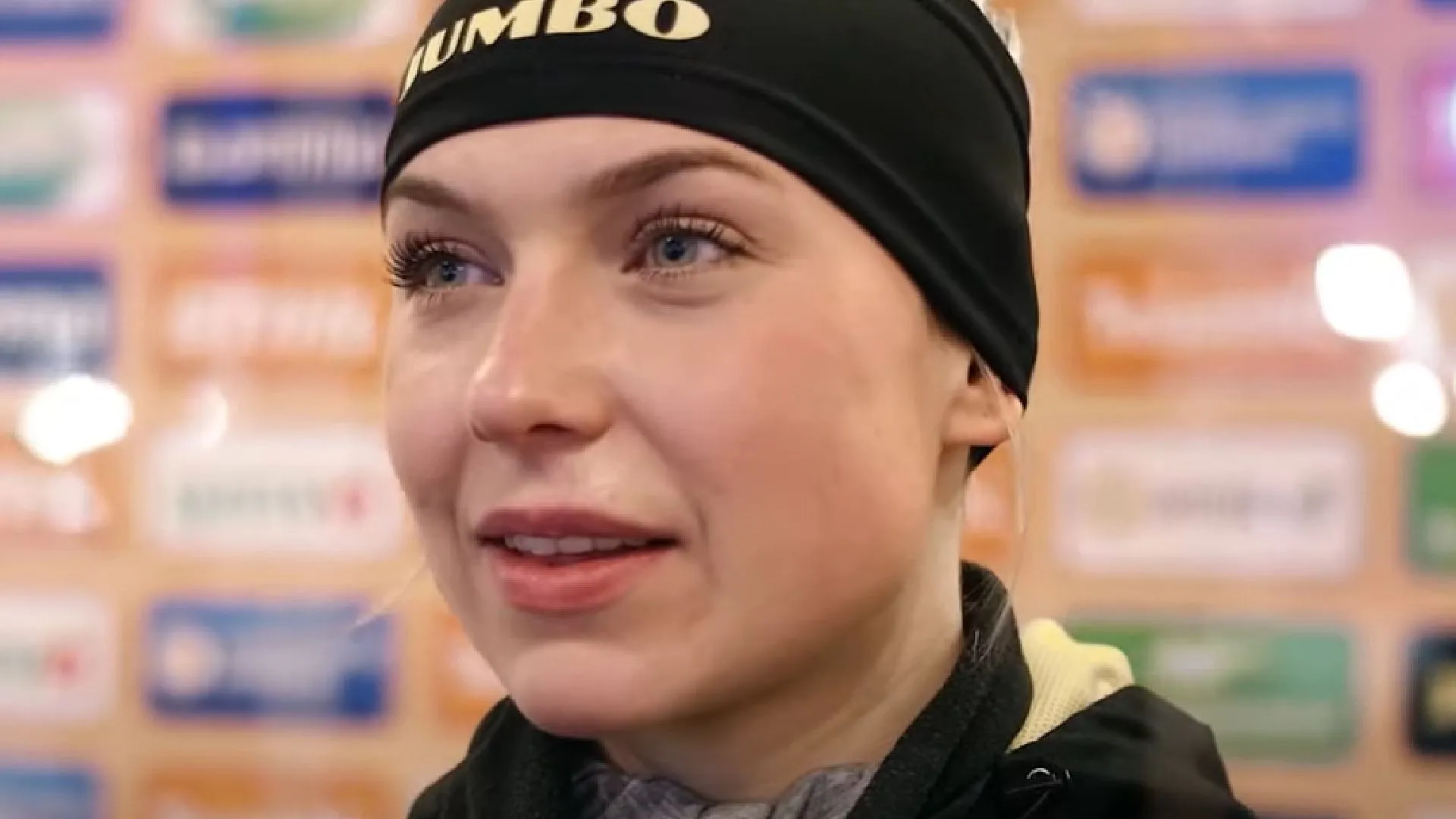 Schaatsster Joy Beune heeft het gruwelijk koud en dat is wel heel goed te zien op deze foto!