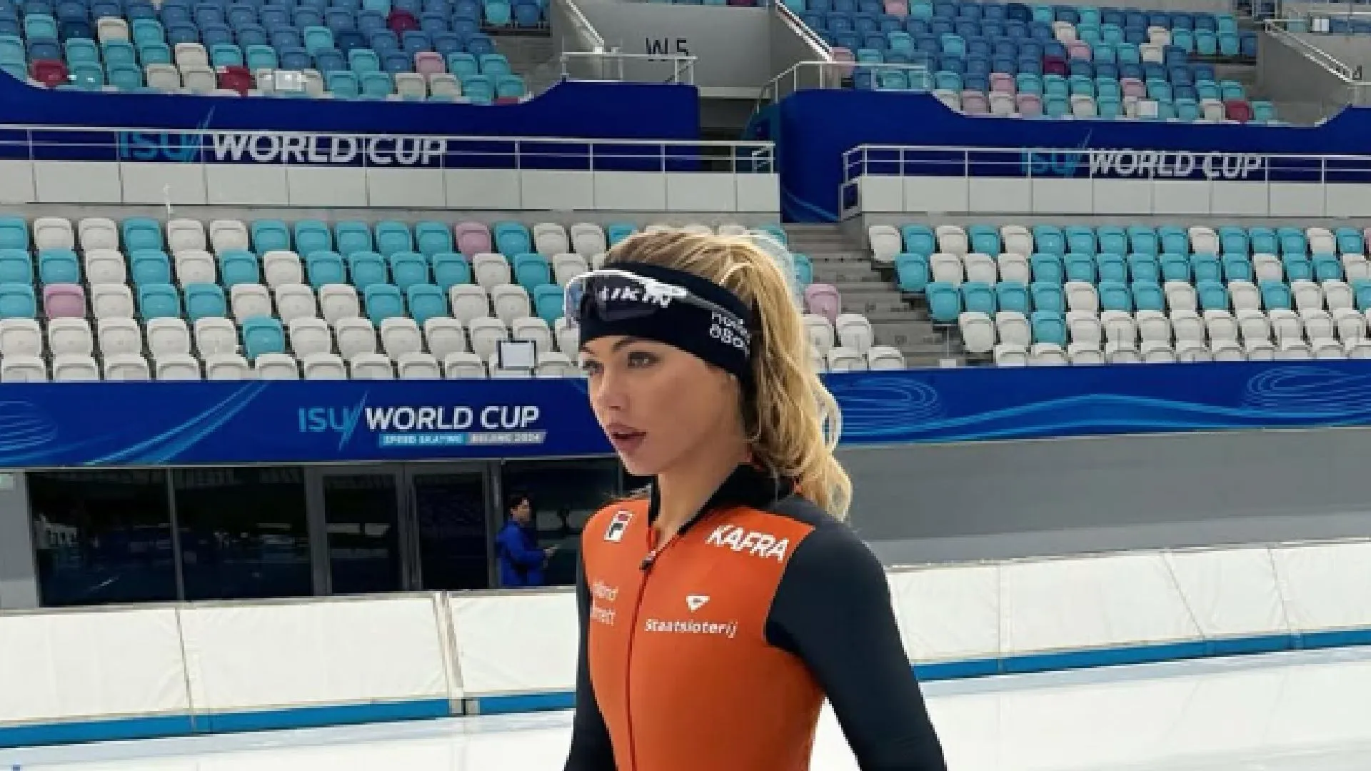 Jutta Leerdam filmt zichzelf op afgelegen weggetje met stalen ros tussen haar benen (video)