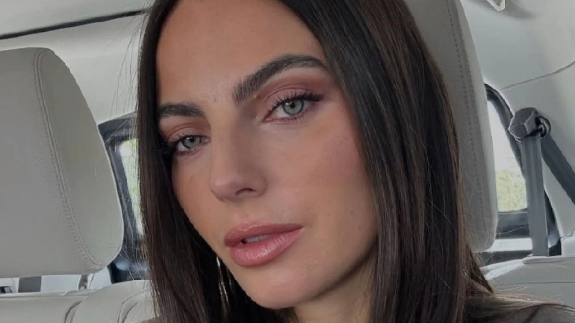 Kelly Piquet kan haar gigantische paaseieren nauwelijks verhullen in strak pakje