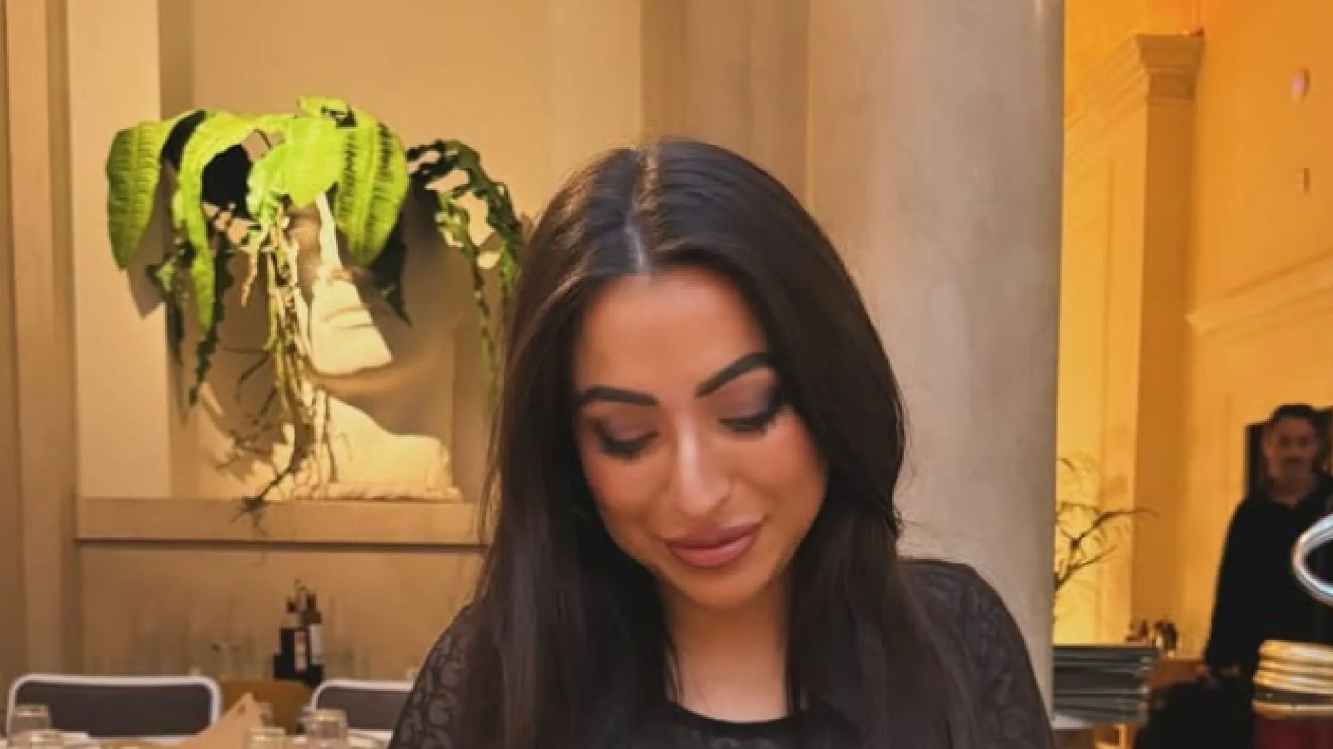 Kotsmisselijke Lale Gül zit ingesloten, maar laat zich opvrolijken met flinke smak buitenlands geld (foto's)