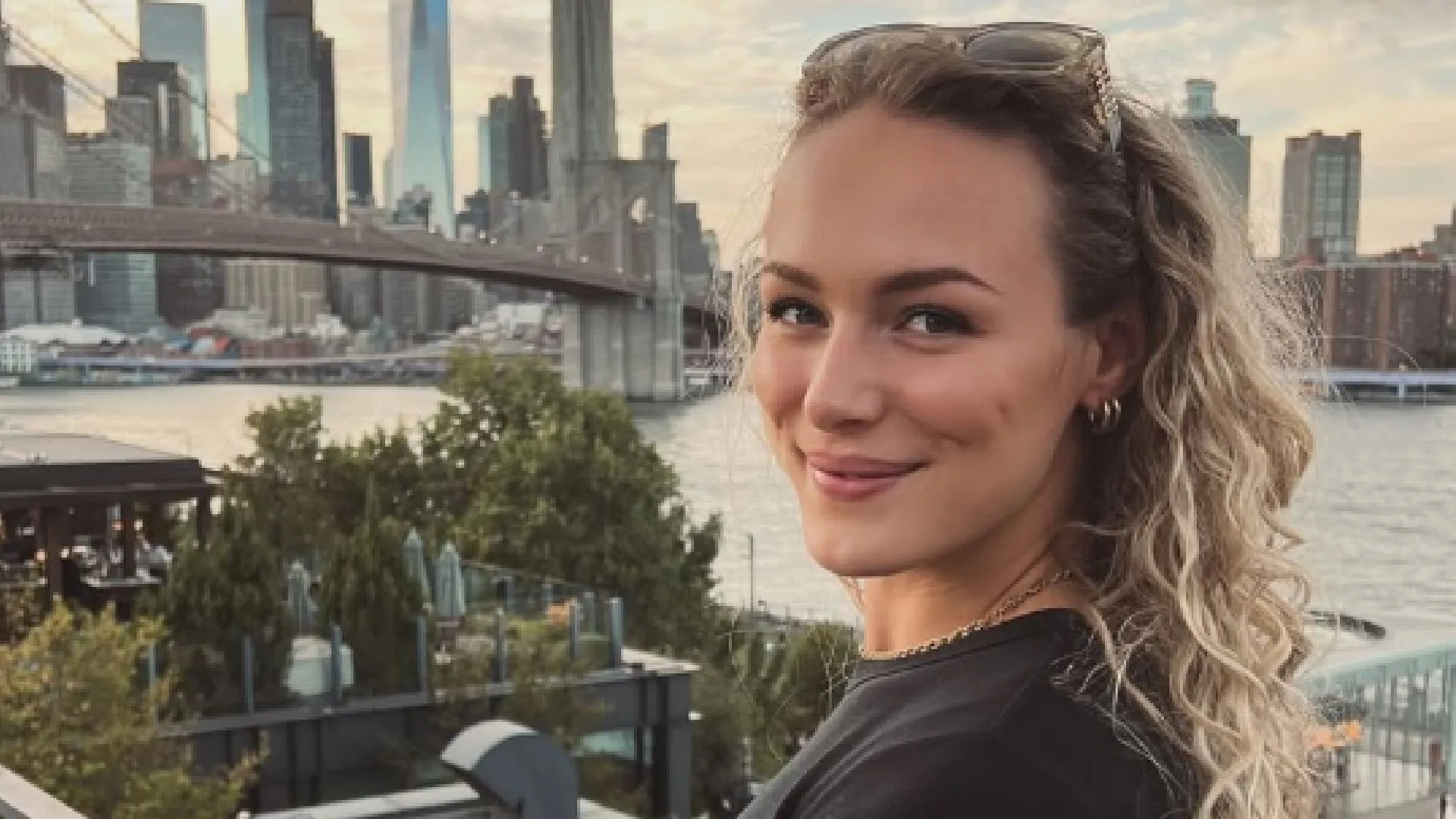 Atlete Lieke Klaver wordt enorm afgeleid door de stuiterende ballon van haar knappe collega (video)