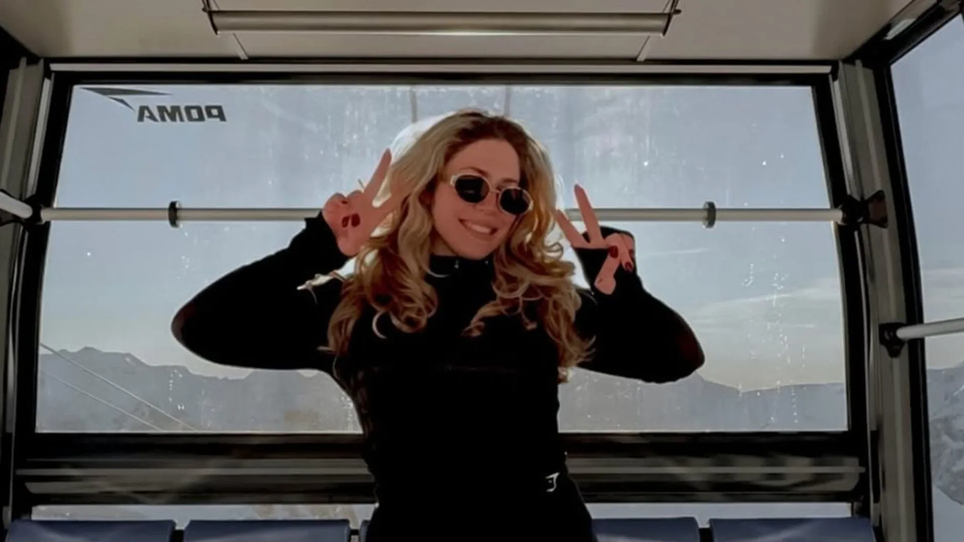 Strak aangeklede Lisa Vol (OGENE) geeft showtje weg in privé-skilift (video)