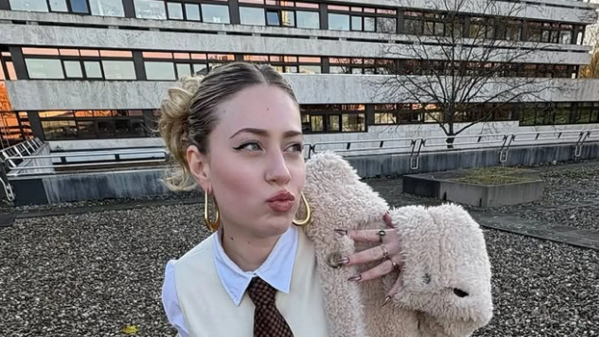 Lisa Vol van OGENE komt net uit de douche en laat meteen haar enorme klauwen zien (foto)