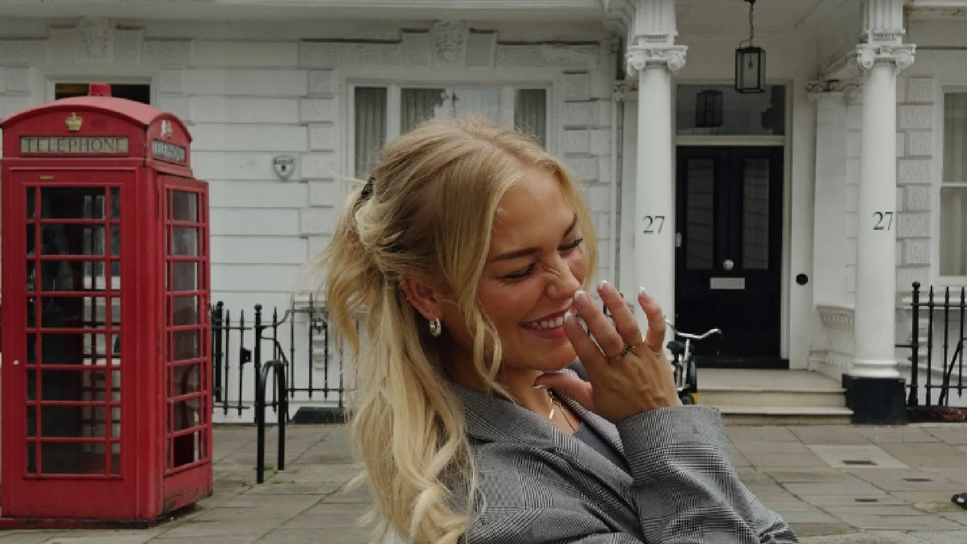 Marijn Kuipers heeft geen behoefte aan kleding na Expeditie Robinson: blondine showt doorschijnende setjes in slaapkamer (video)