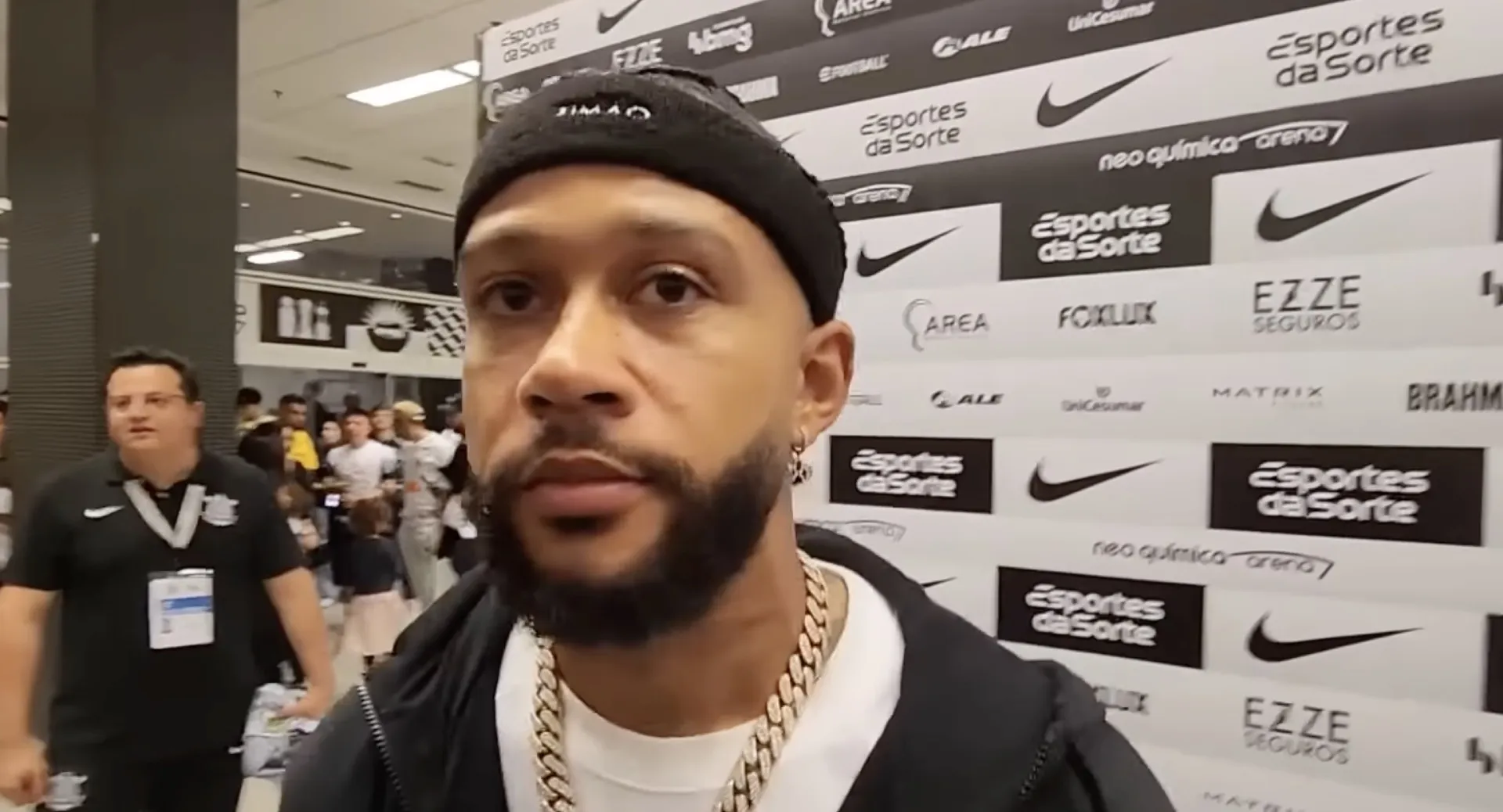 Memphis speelt wéér hoofdrol in Brazilië: bekijk hier zijn vechtpartij én wereldgoal (video)