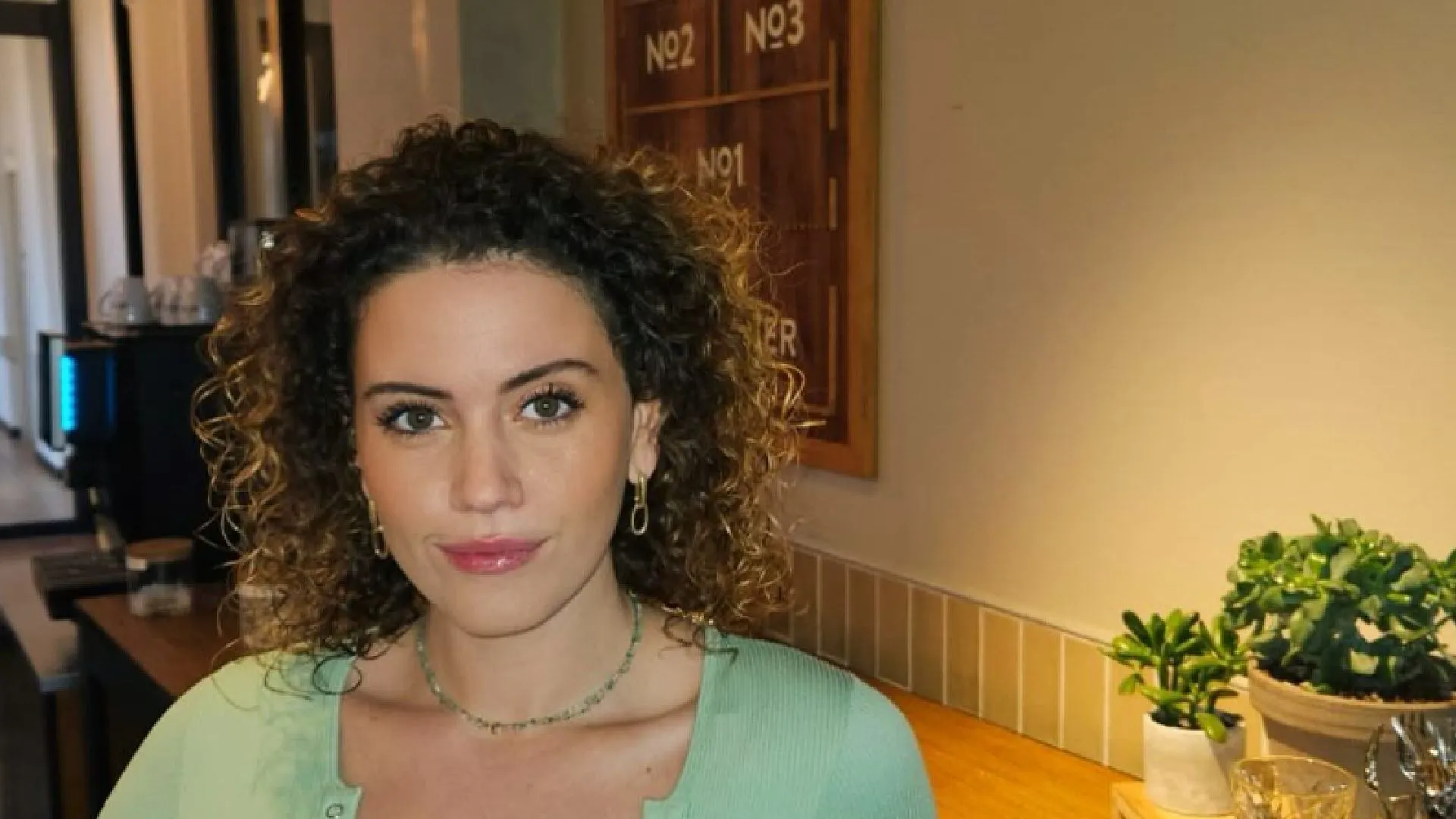 Actrice Emma Deckers toont haar achterzijde terwijl ze verlekkerd naar enorme staaf kijkt (video)