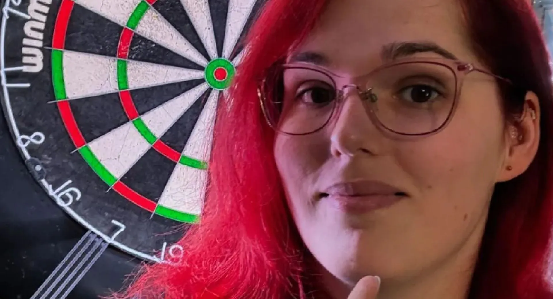 Trans darter Noa-Lynn van Leuven neemt knappe vriendin Suzanne mee naar WK Darts (foto's)