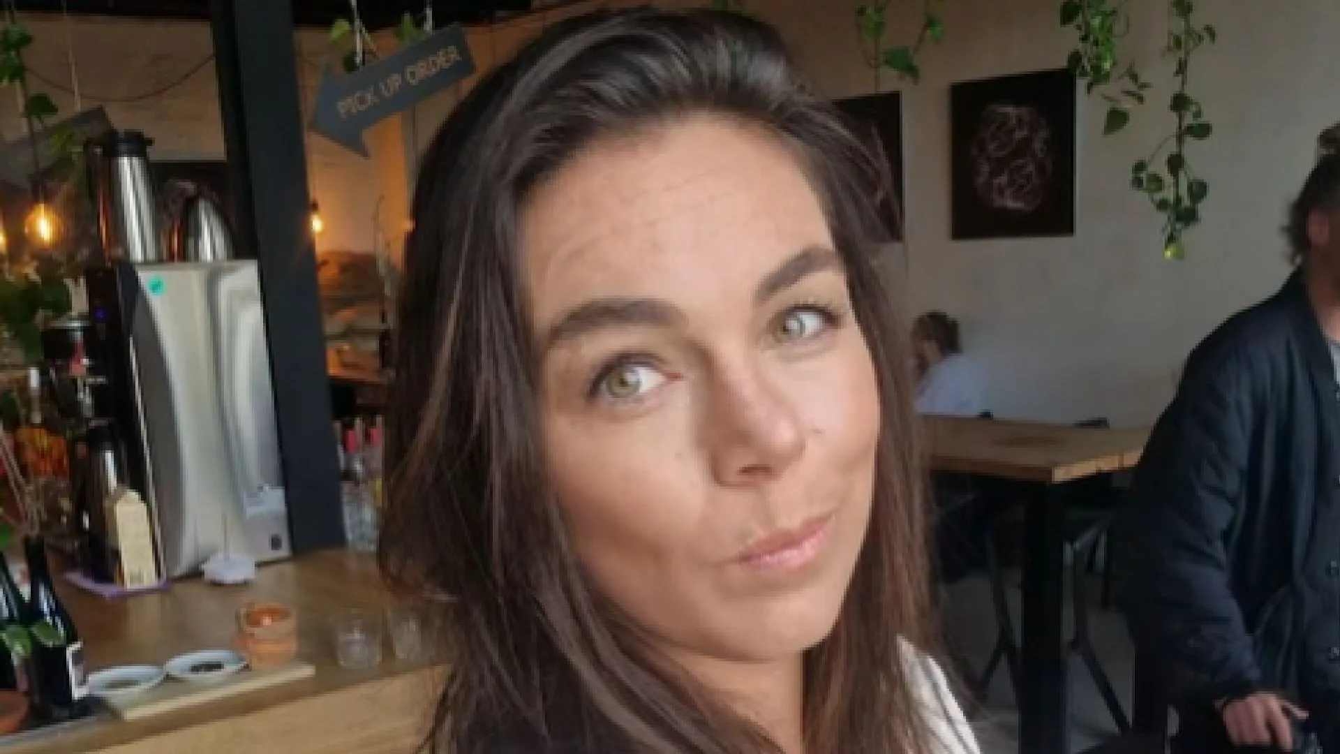 Expeditie Robinson-kandidaat Nouchka Fontijn trekt zich suf en gaat op haar knieën door het zand (video)