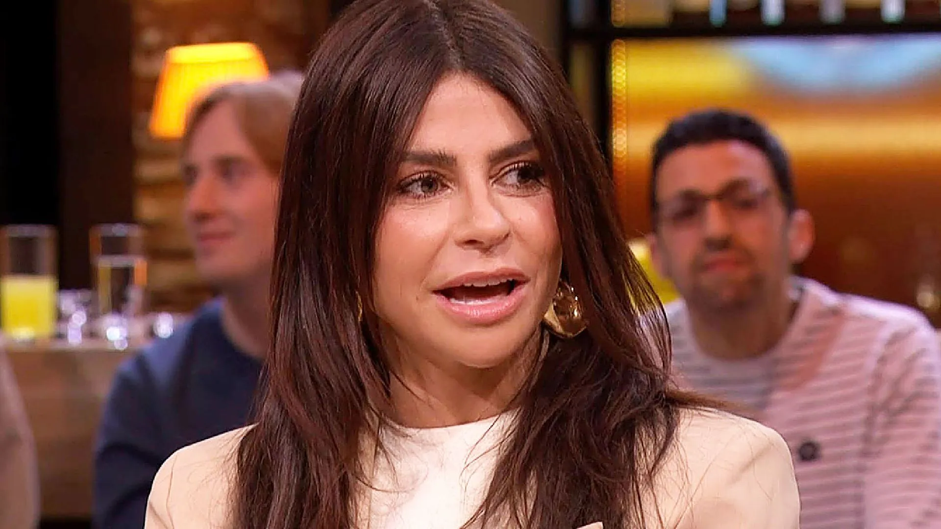 Olcay Gulsen laat zich filmen in de lift terwijl ze dwars door haar jurkje heenprikt (video)