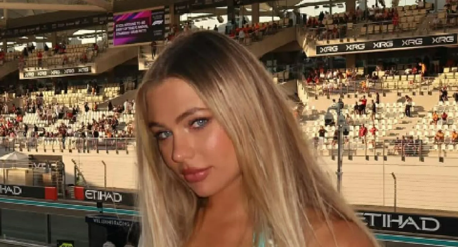 Onweerstaanbare Jutta Leerdam laat zich filmen vlak voor ze haar schaatspakje helemaal dichtritst (video)