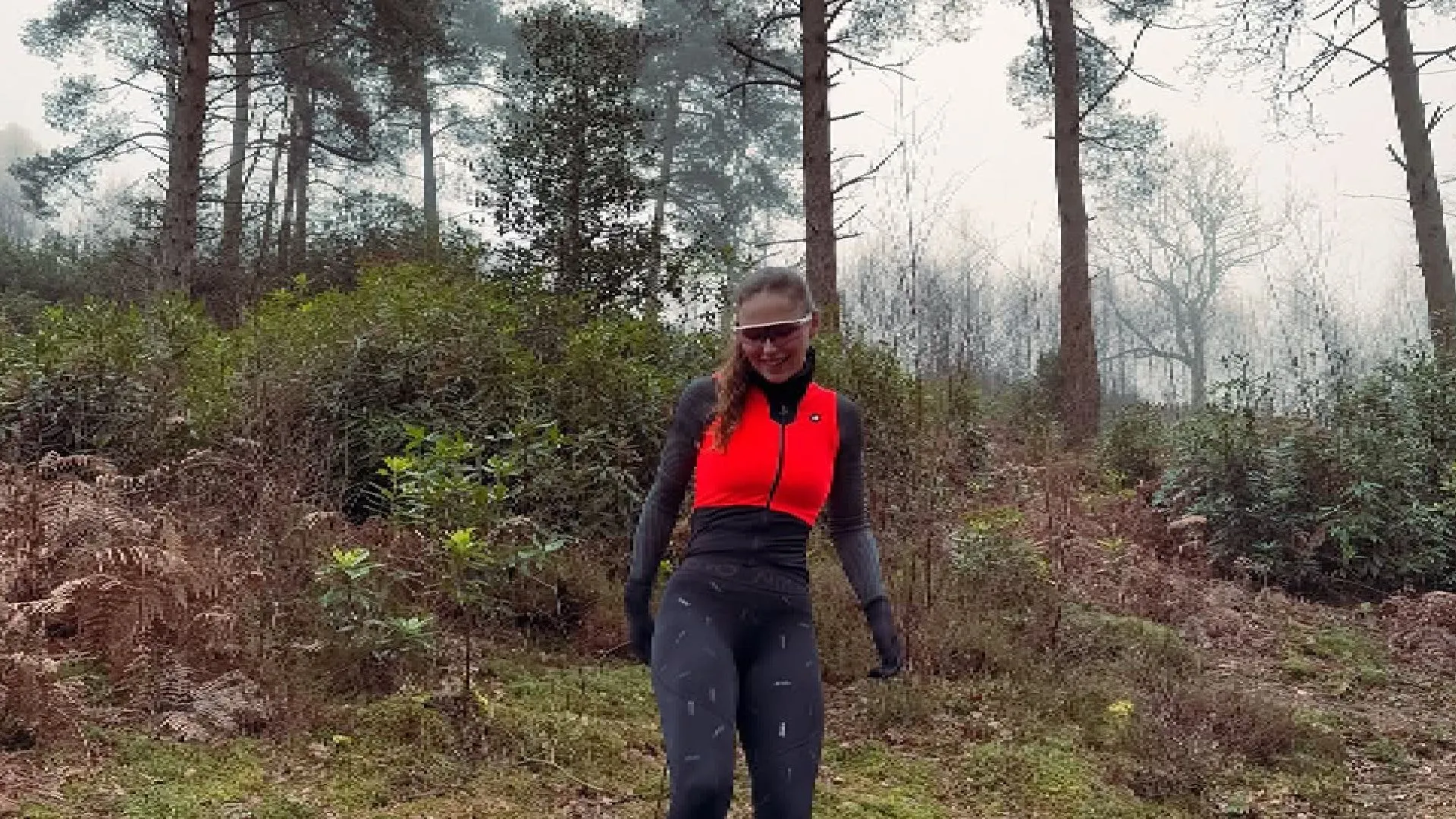 Topfitte Puck Moonen wordt van achterkant gefilmd door vriend op verlaten bospaadje (video)
