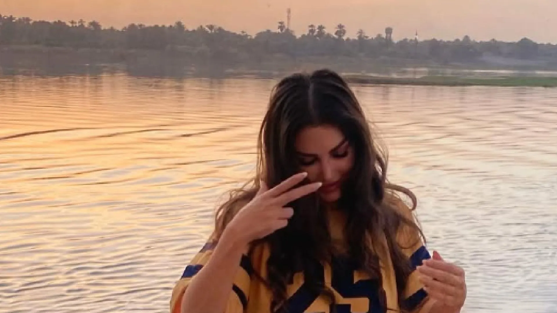 Yolanthe Cabau gooit benen wagenwijd open en staat flink op de tocht in buitenlucht (foto)