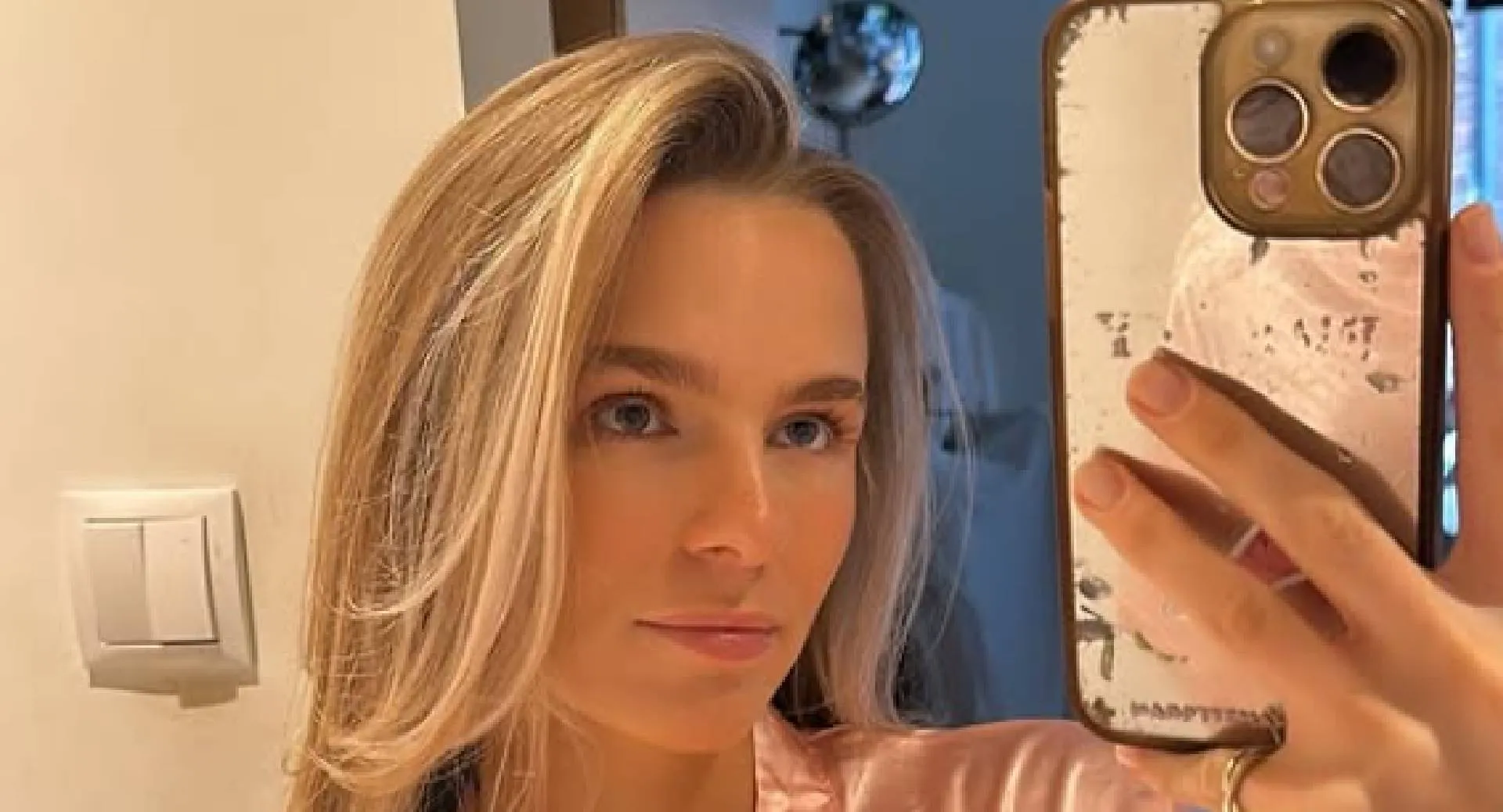 Lies Zhara laat het hele internet op tilt slaan met selfie in doorschijnende badjas (foto's)