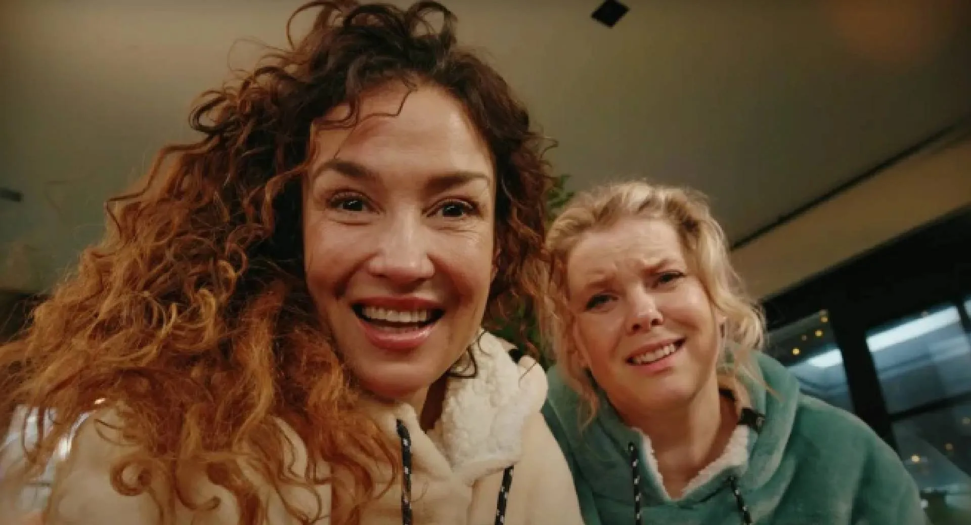 Katja Schuurman en Babette van Veen schudden met hun lijf alsof ze twintigers zijn (video)