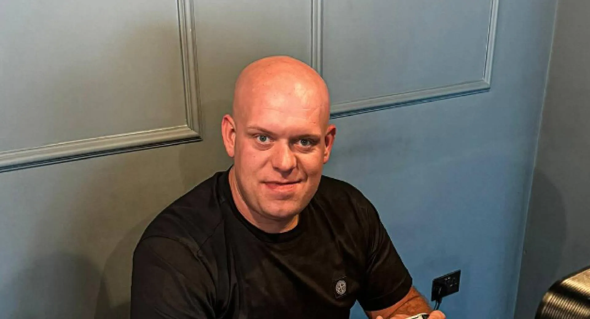 Prijzengeld Michael van Gerwen is binnen: darter koopt zéér prijzige nieuwe auto (video)