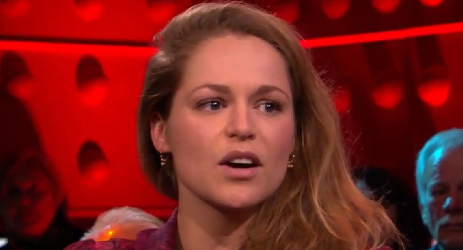 Doodsbange Sophie Frankenmolen is meteen 'Hertje in koplampen' tijdens eerste aflevering Wie Is De Mol (video)
