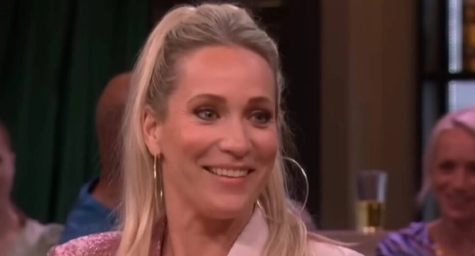 Hélène Hendriks spreidt benen en laat enorme pluk haar zien (foto)