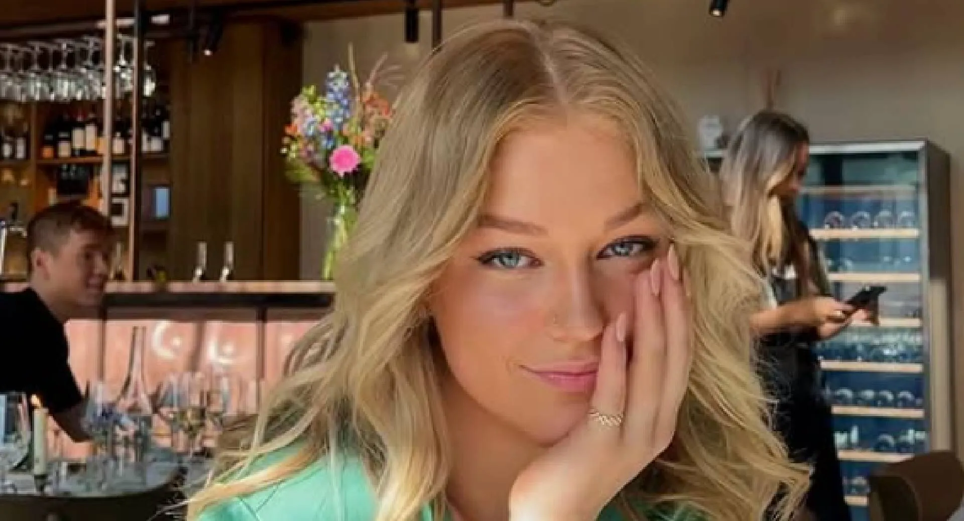 Influencer Marijn Kuipers bedekt haar eigen voorgevel met bruine lekkernij (foto's!)