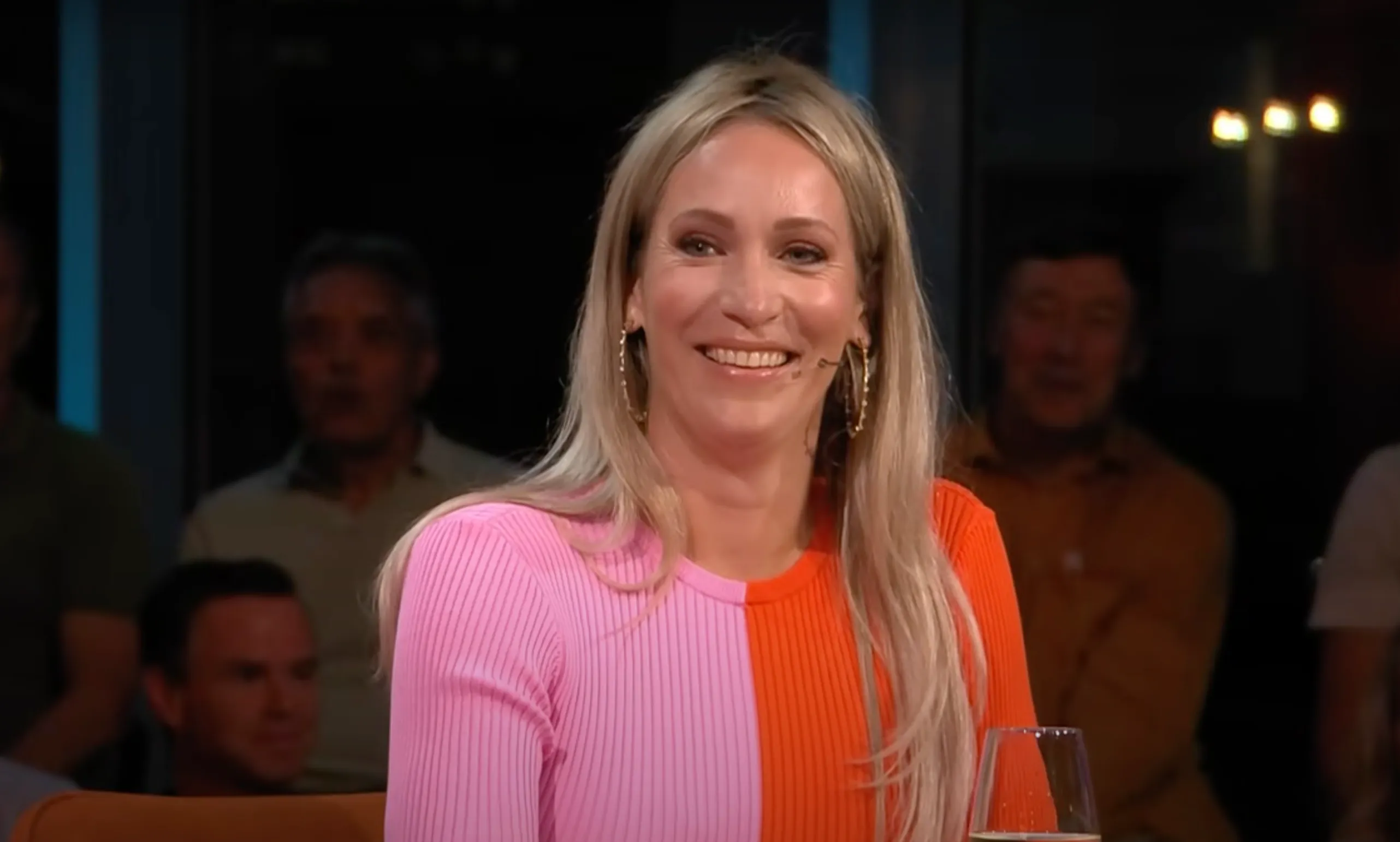 Jurkje van Hélène Hendriks wéér onderwerp van gesprek na uitzending De Oranjewinter: "Stylist overleden?" (foto's)