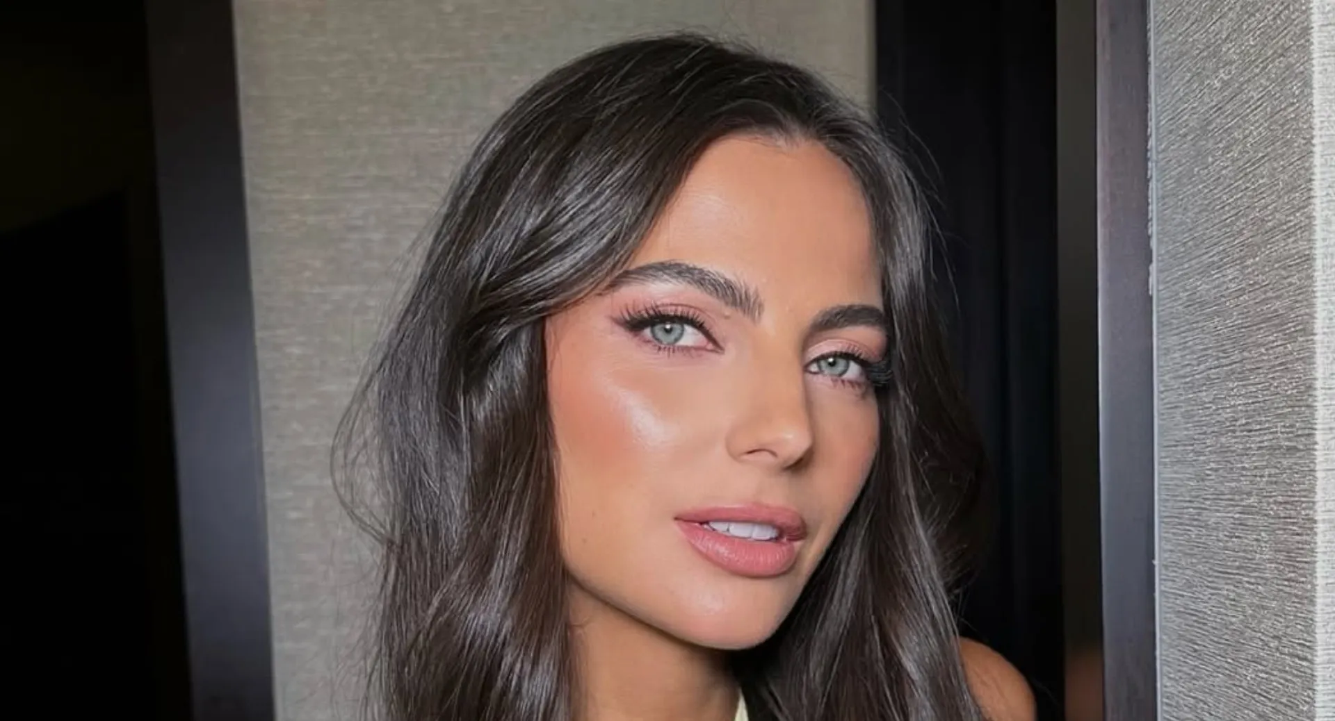 Heerlijk: Kelly Piquet gaat zonder broek voor gigantisch raam zitten (foto's)