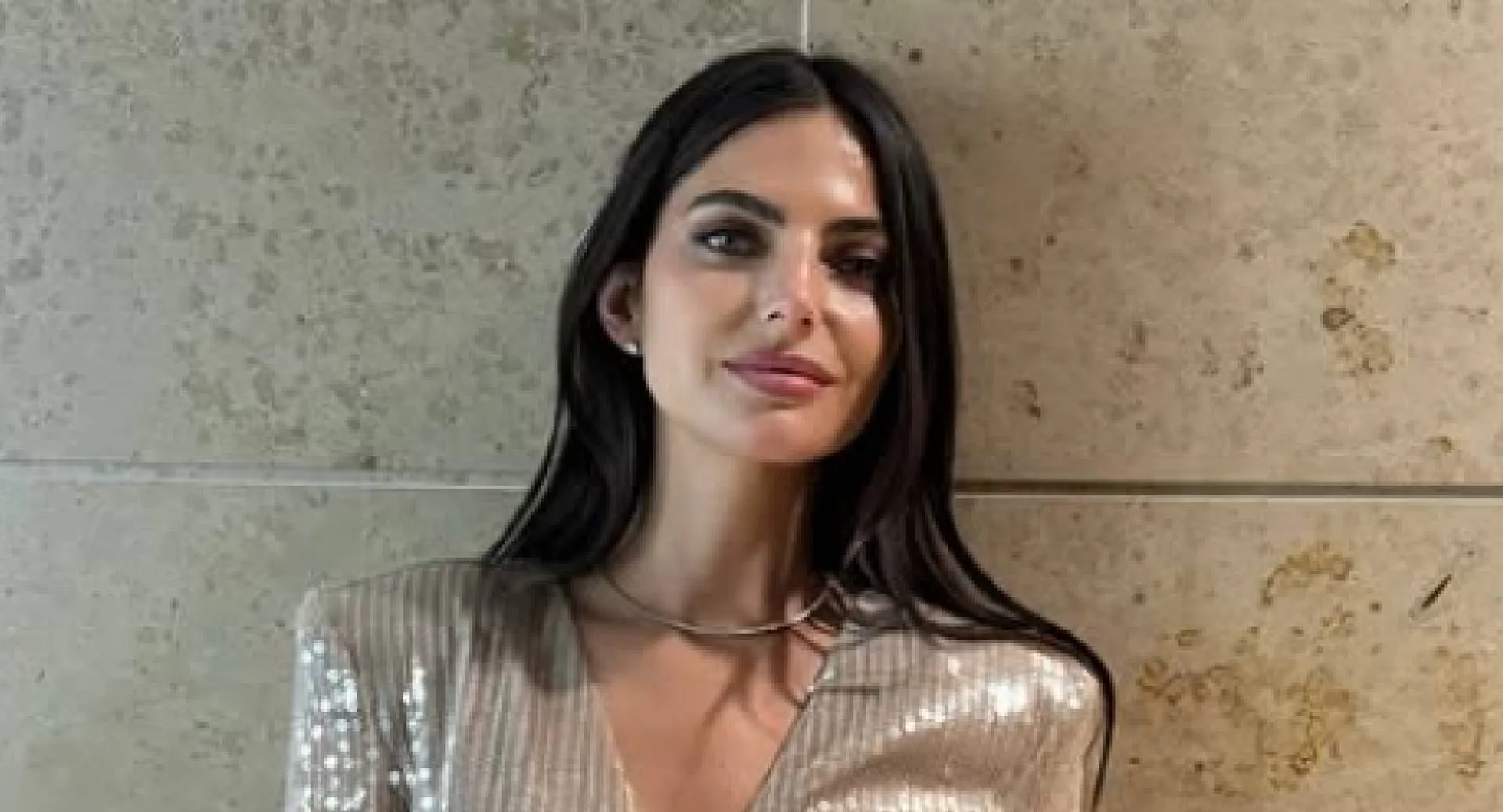 Kelly Piquet heeft Max Verstappen thuis gelaten en verwent zichzelf op een afgelegen plekje (foto's)