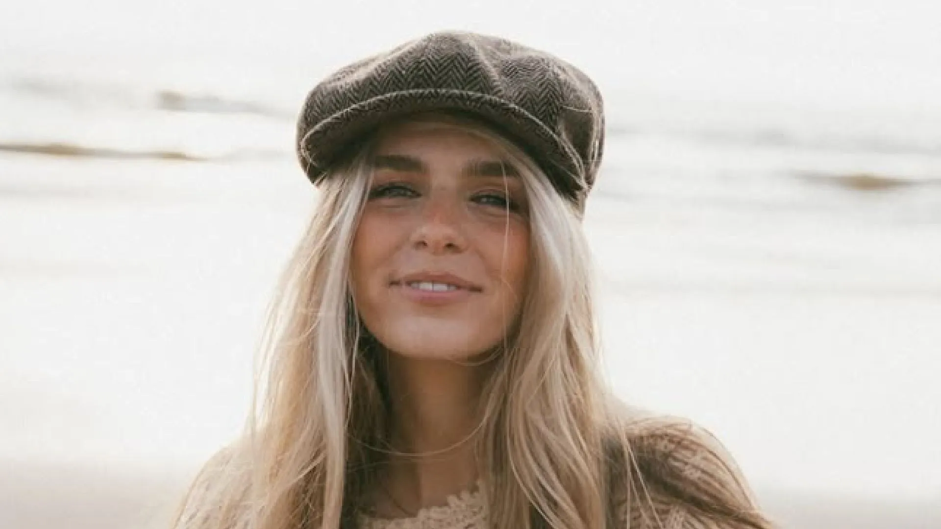 Lies Zhara deelt heerlijke reeks strandfoto's met haar jongere zusje