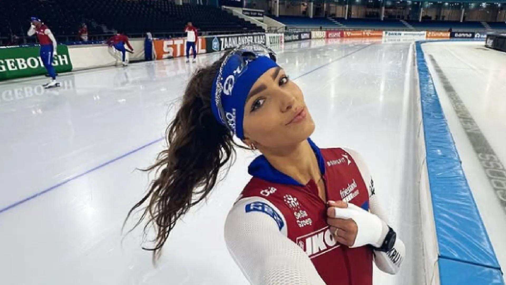 Pien Hersman filmt zichzelf ondersteboven en spuit haar apparaat daarna helemaal onder (video)