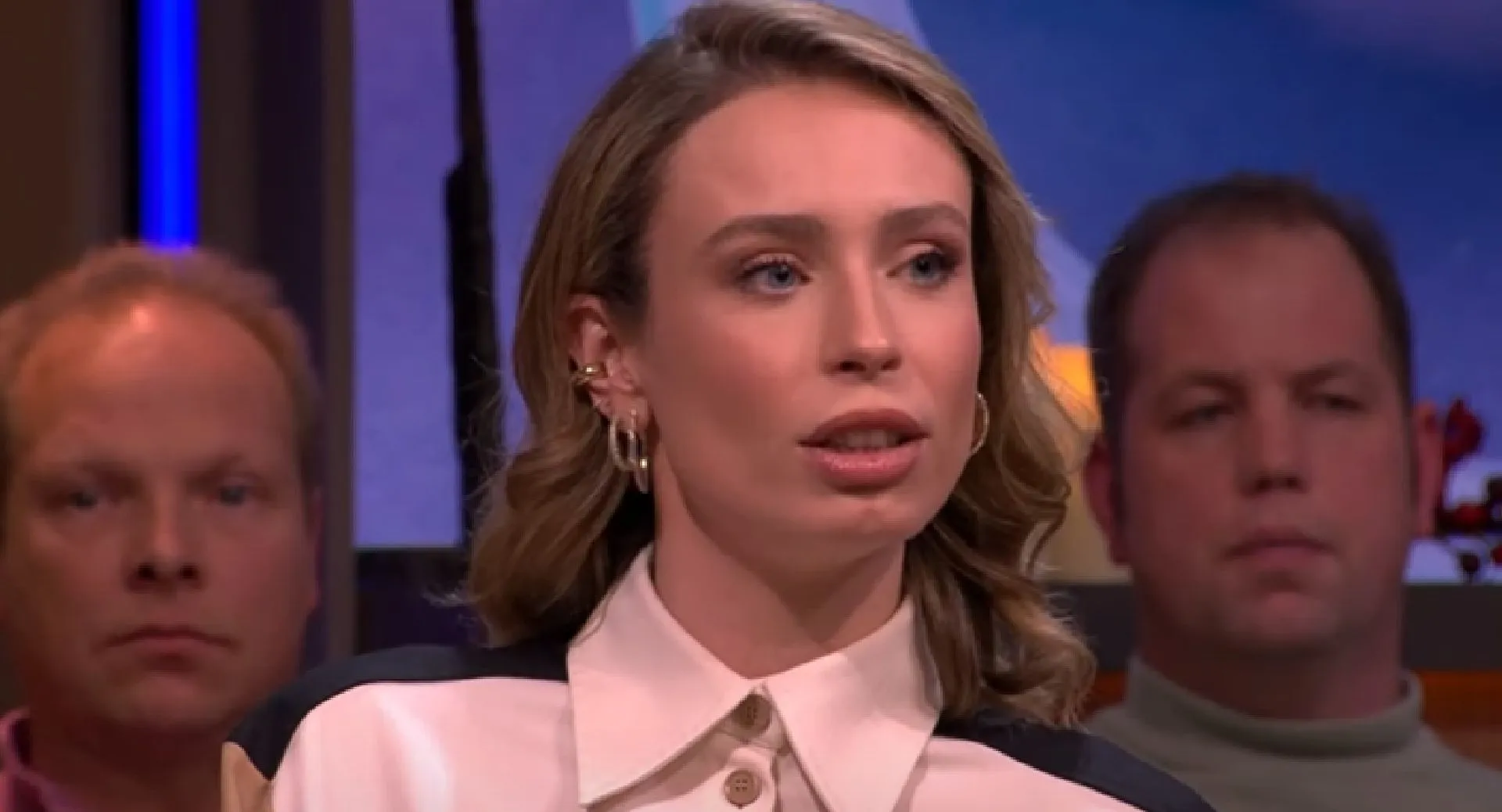 Pijnlijk en bizar: Hélène Hendriks vraagt transvrouw Loiza Lamers naar uitstrijkje (video)