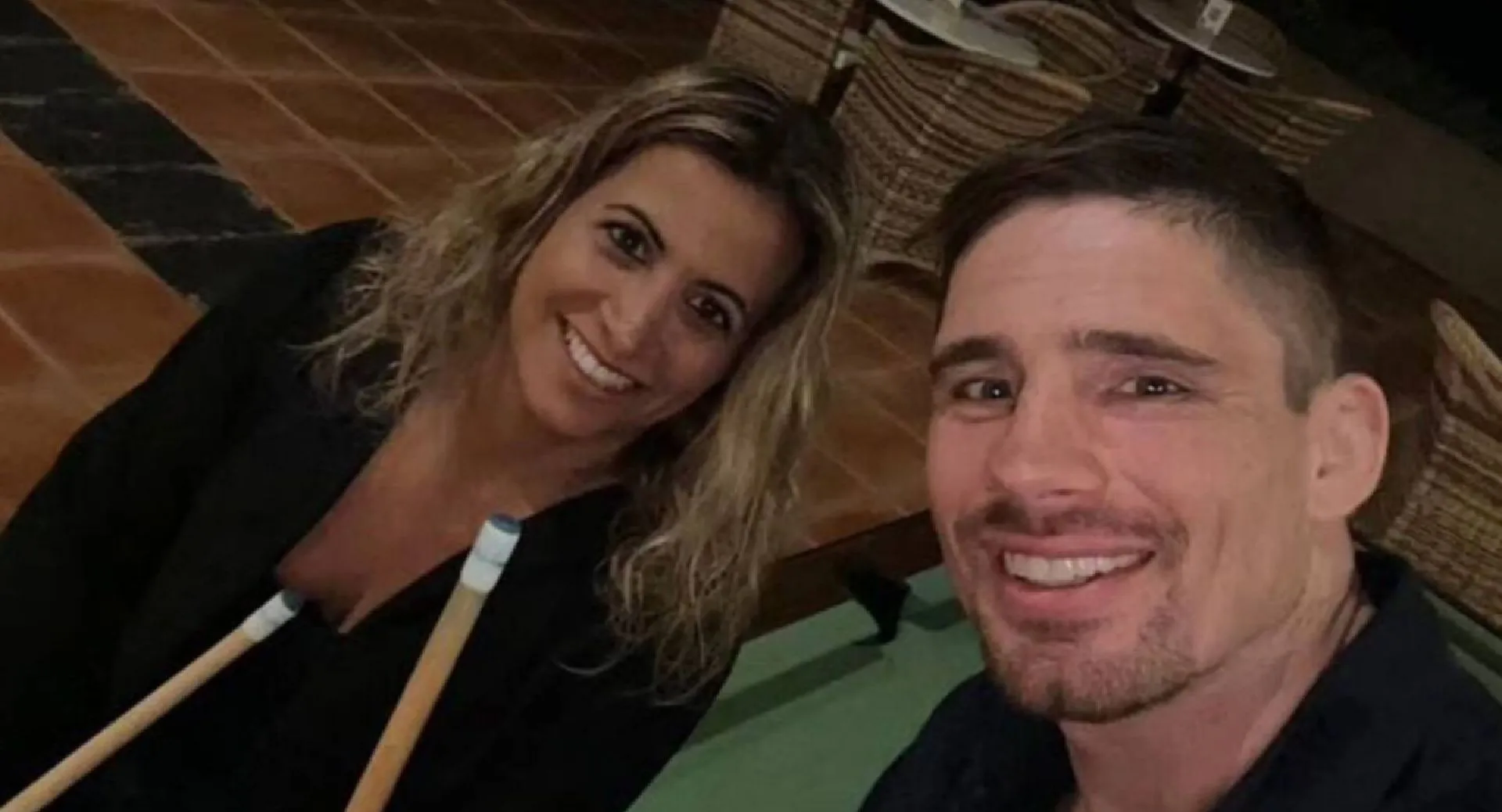 Rico Verhoeven neemt Naomy van Beem te grazen in badkamer en spuugt er op los! (video)