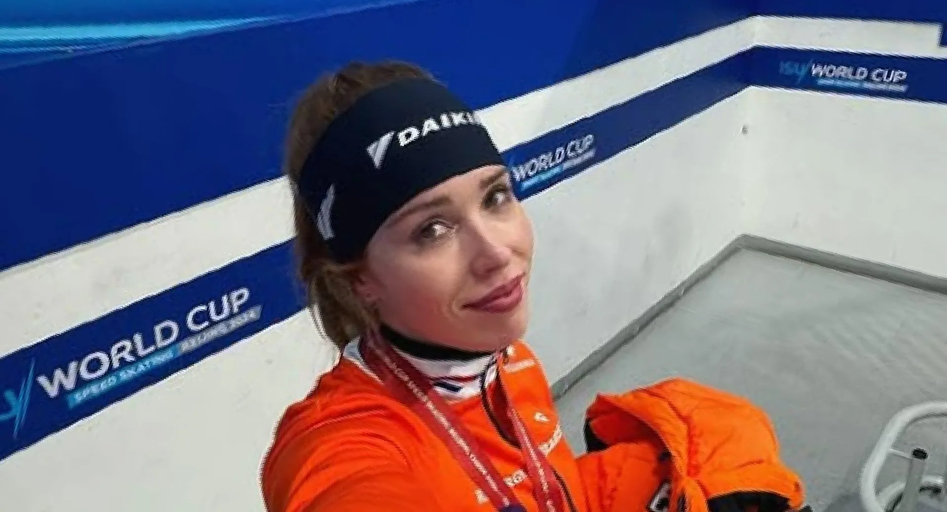 schaatsster antoinette de jong deelt heerlijke ingezoomde foto met vuurrode lipjes
