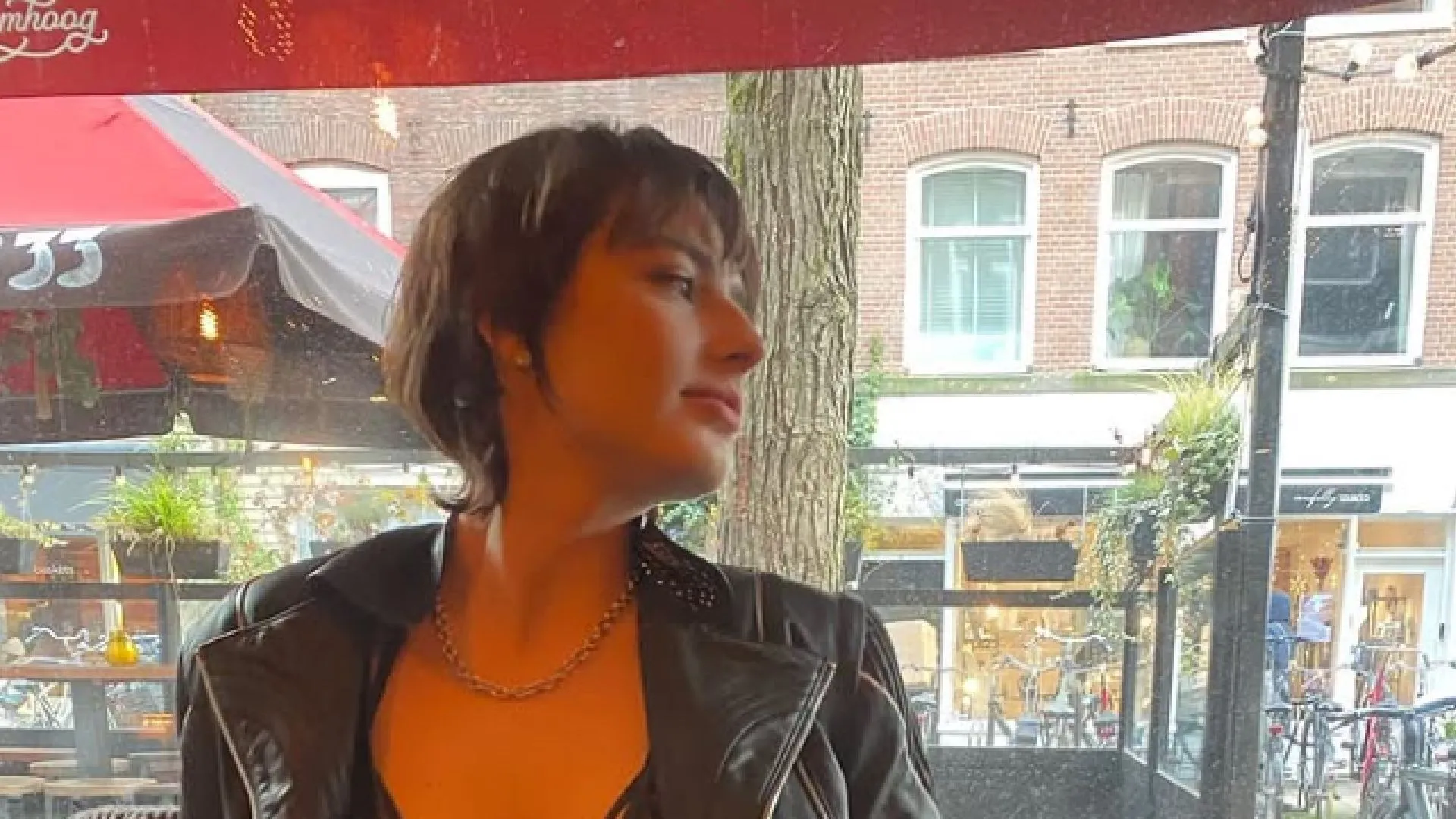 Actrice Sophie Bouquet wordt zoenend met andere vrouw gespot op Instagram: bekijk de foto nu!